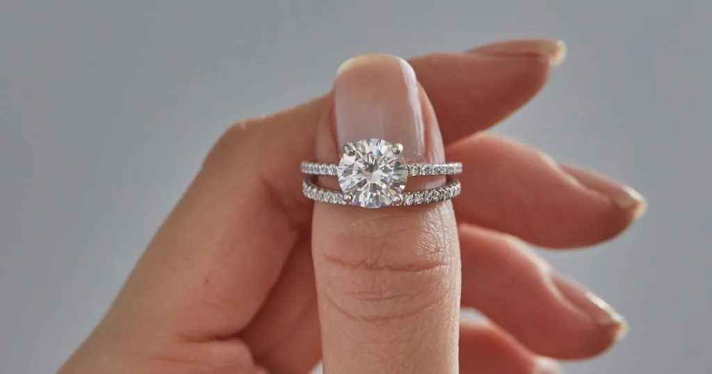 So sánh White Topaz và Kim Cương cho chiếc nhẫn cưới của bạn 2 camkimcuong6
