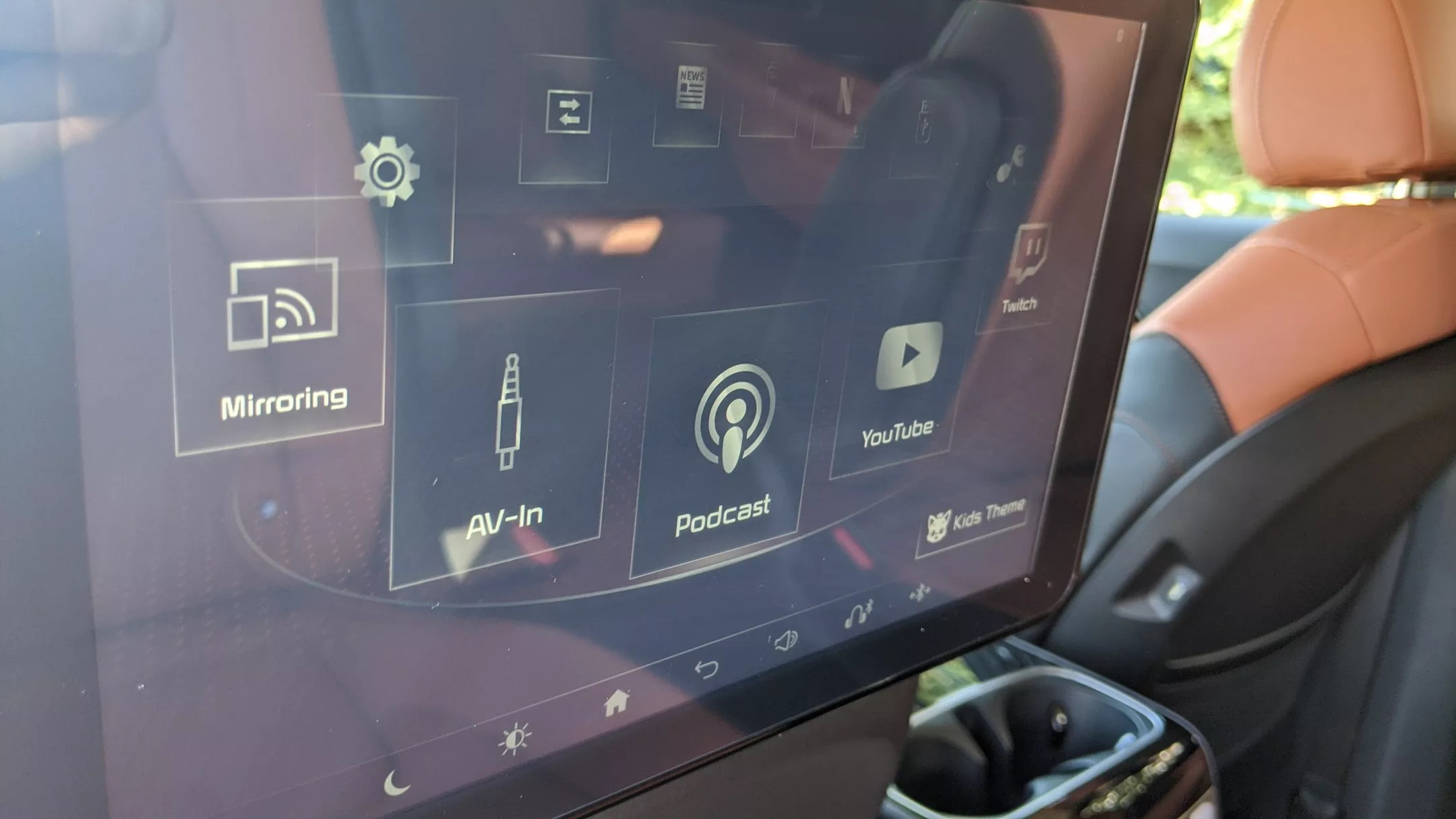 Review Kia Carnival 2024: Một chiếc Minivan dành cho chuyến đi chơi xa 25 Màn hình giải trí hàng ghế thứ 2 Kia Carnival 2024