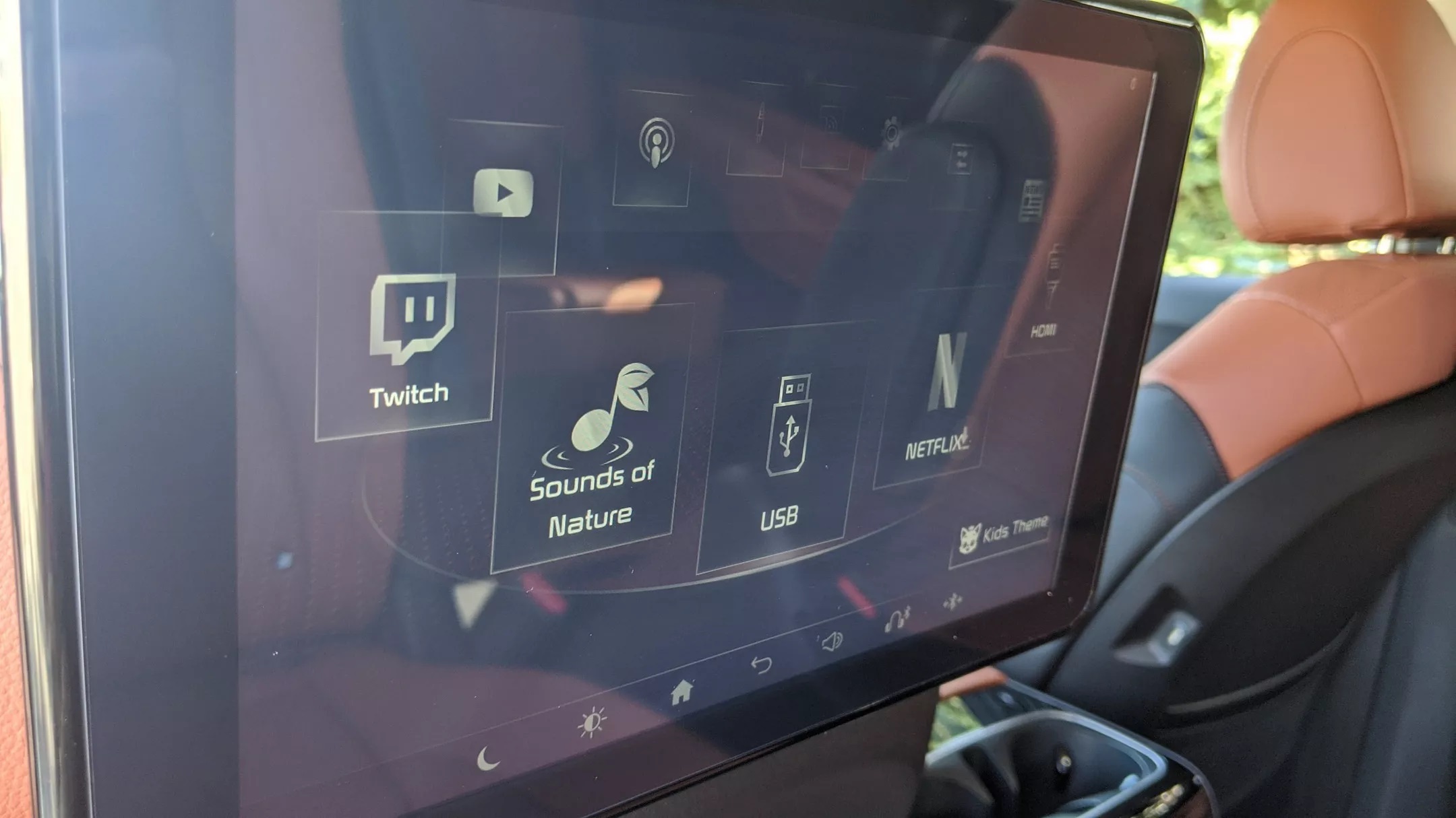 Review Kia Carnival 2024: Một chiếc Minivan dành cho chuyến đi chơi xa 26 Màn hình giải trí hàng ghế thứ 2 Kia Carnival 2024