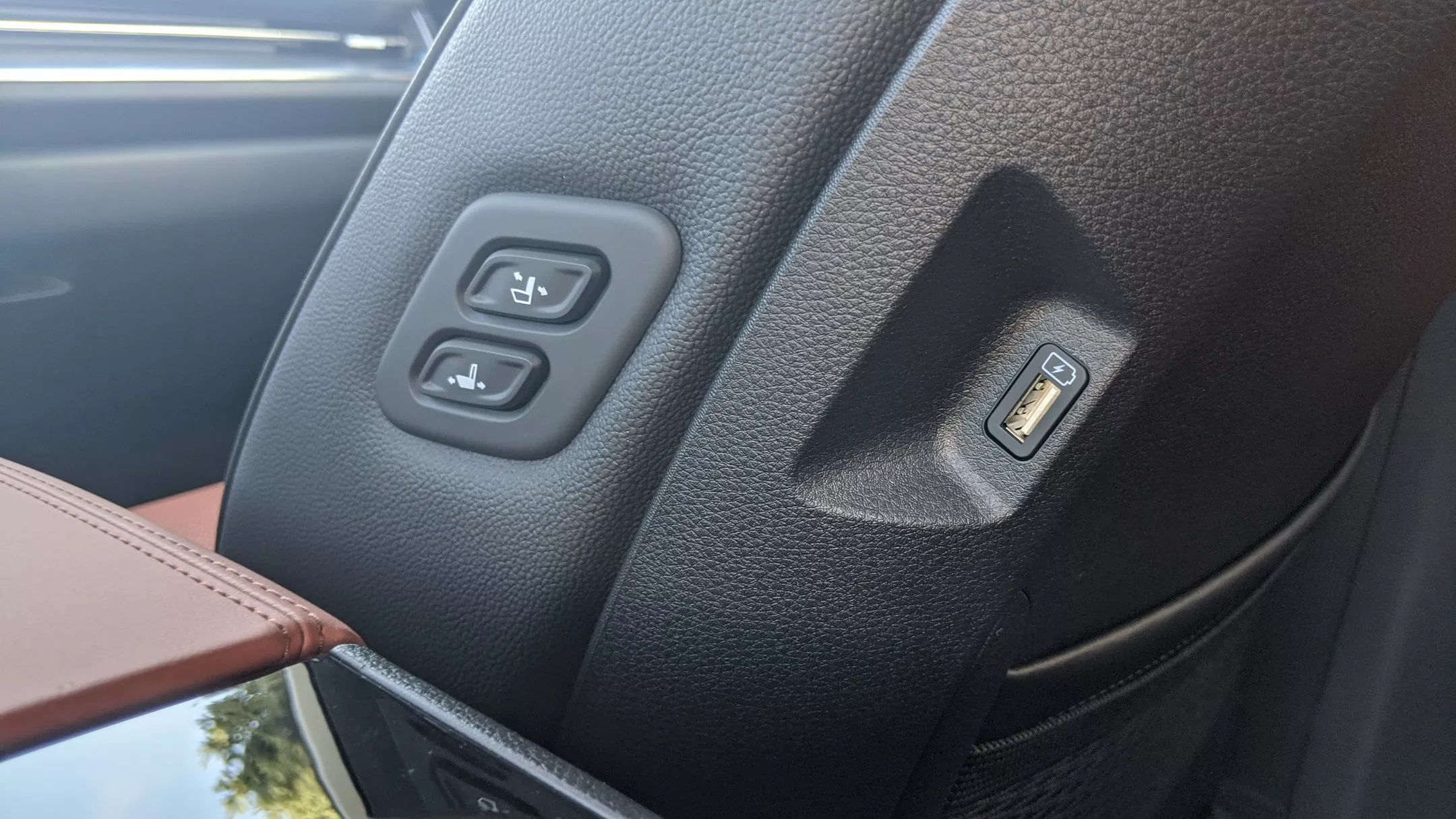 Review Kia Carnival 2024: Một chiếc Minivan dành cho chuyến đi chơi xa 24 Màn hình giải trí hàng ghế thứ 2 Kia Carnival 2024