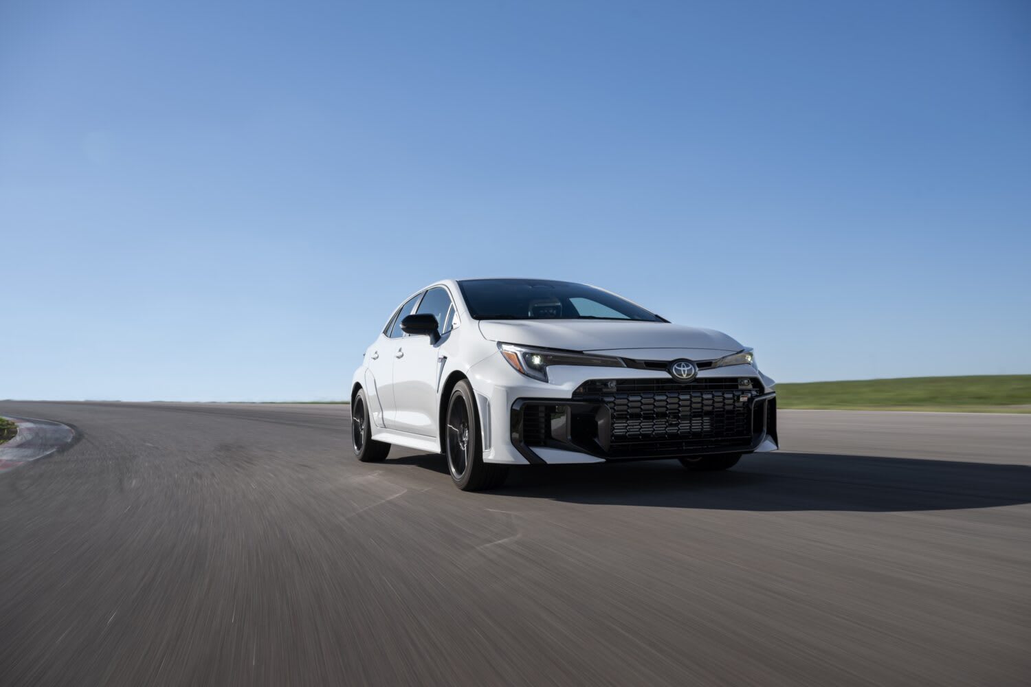 So sánh Toyota Corolla GR 2025 vs Honda Civic Type R 2025: Hatchback nào phù hợp để chạy hàng ngày hơn? 3 So sánh Toyota Corolla GR 2025 vs Honda Civic Type R 2025