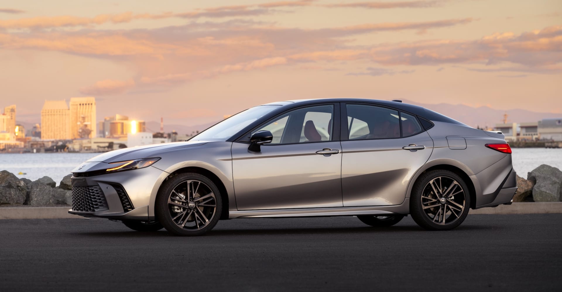 Toyota Camry 2025: Có Đáng Giá 28.700 USD 15 Toyota Camry 2025