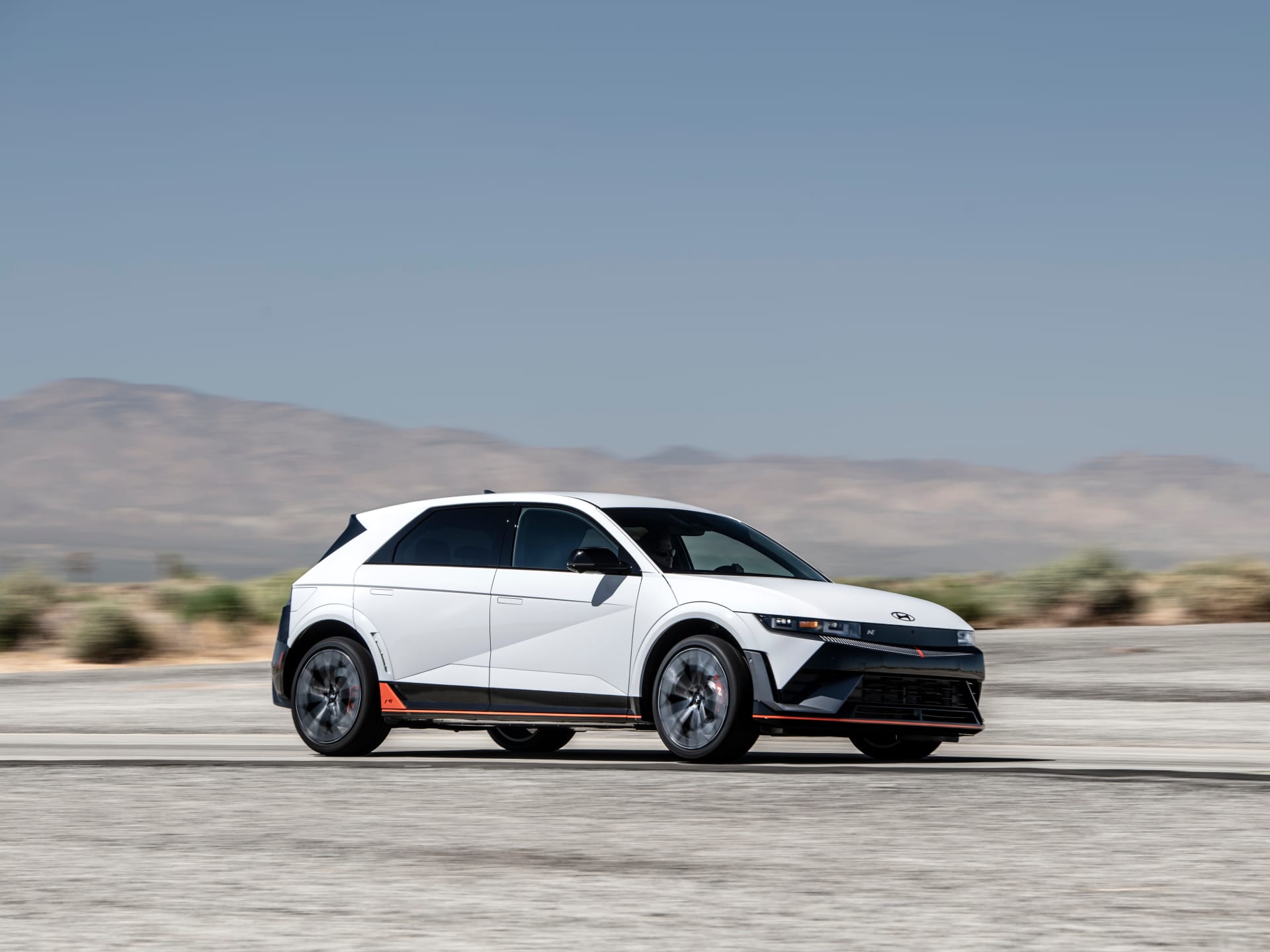 So sánh Hyundai Ioniq 5 2025 và Ford Mustang Mach-E: 5 khác biệt đầy điện khí 1 Hyundai Ioniq 5 vs. Ford Mustang Mach-E