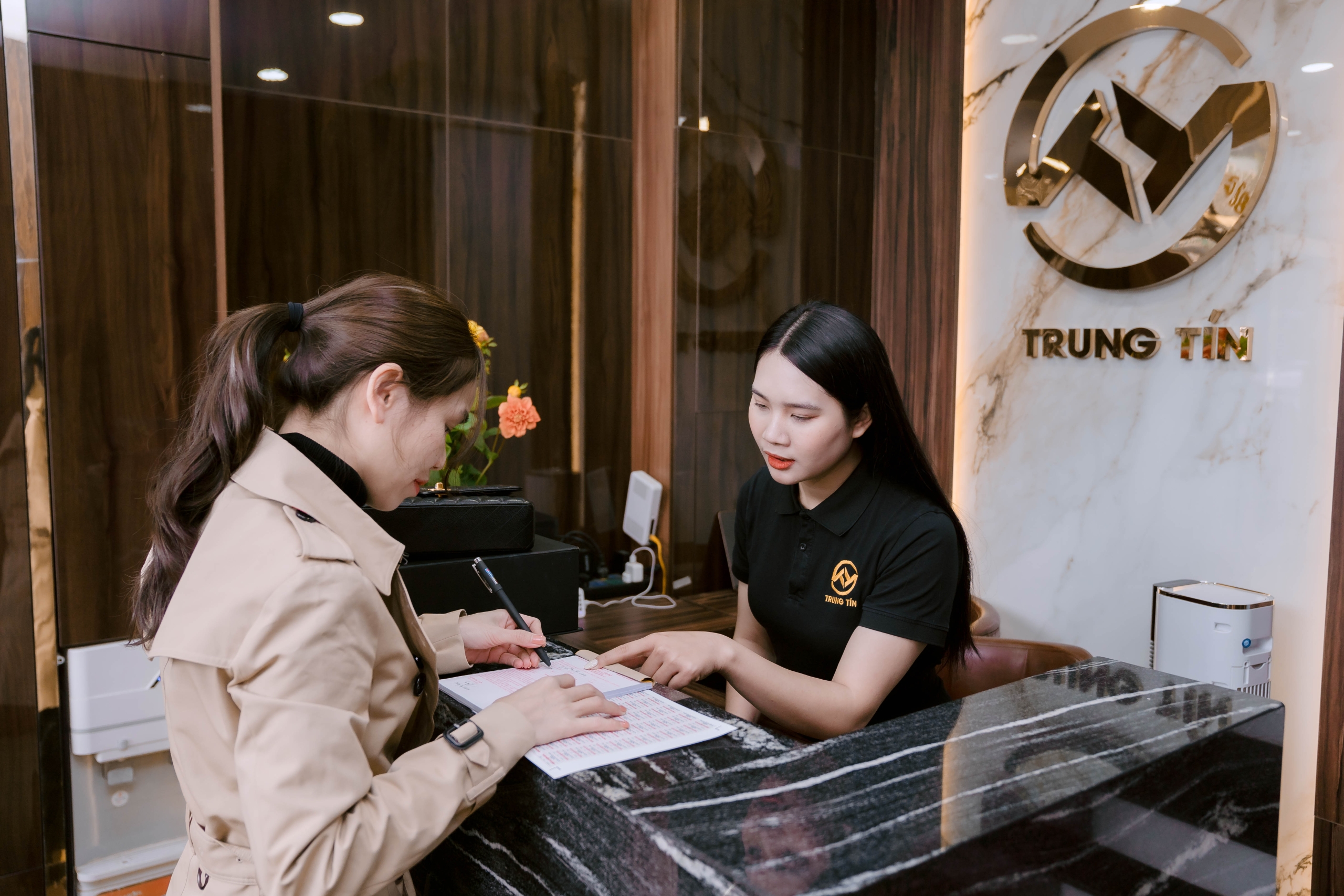 Nhận tiền, bàn giao đồ