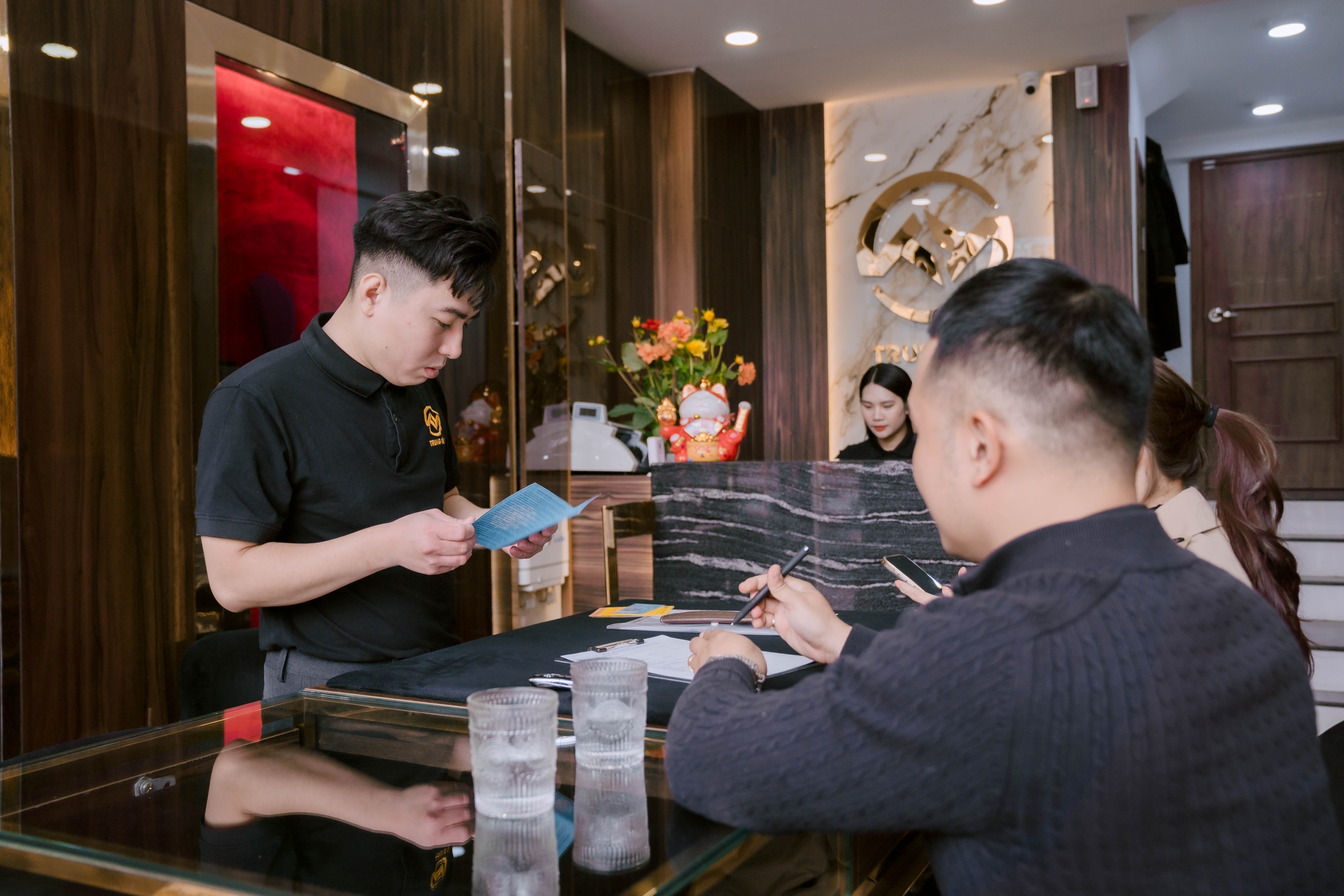 Gặp gỡ, nhận yêu cầu