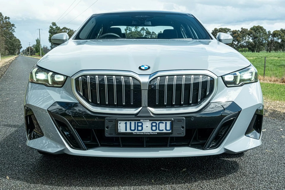 Đánh giá BMW 520i 2025: Hiệu quả và tràn ngập công nghệ, nhưng 205 mã lực có vẻ là sự thỏa hiệp 12 BMW 520i 2025