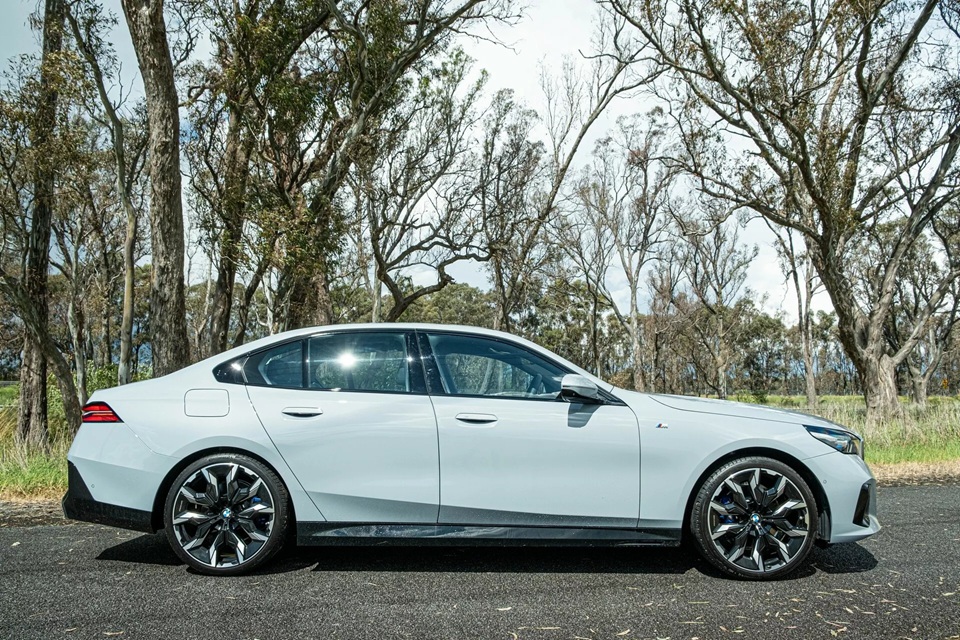 Đánh giá BMW 520i 2025: Hiệu quả và tràn ngập công nghệ, nhưng 205 mã lực có vẻ là sự thỏa hiệp 4 BMW 520i 2025