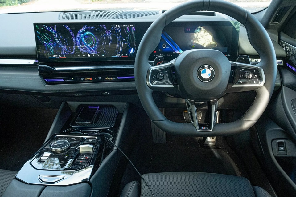 Đánh giá BMW 520i 2025: Hiệu quả và tràn ngập công nghệ, nhưng 205 mã lực có vẻ là sự thỏa hiệp 5 BMW 520i 2025