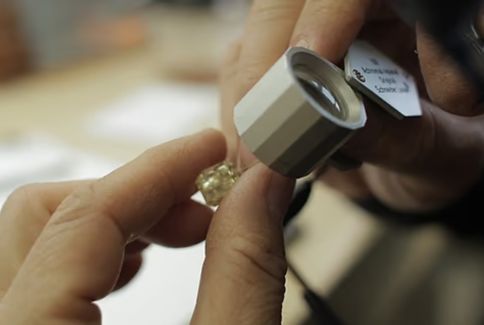 Cách Nhận Biết Kim Cương Thật và Giả – Đừng Để Bị Lừa! 3 Nhận Biết Kim Cương Thật và Giả