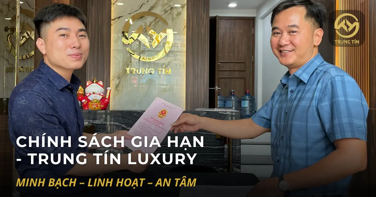 Khách hàng và nhân viên trao đổi phương án gia hạn khoản tài chính tại bàn tư vấn