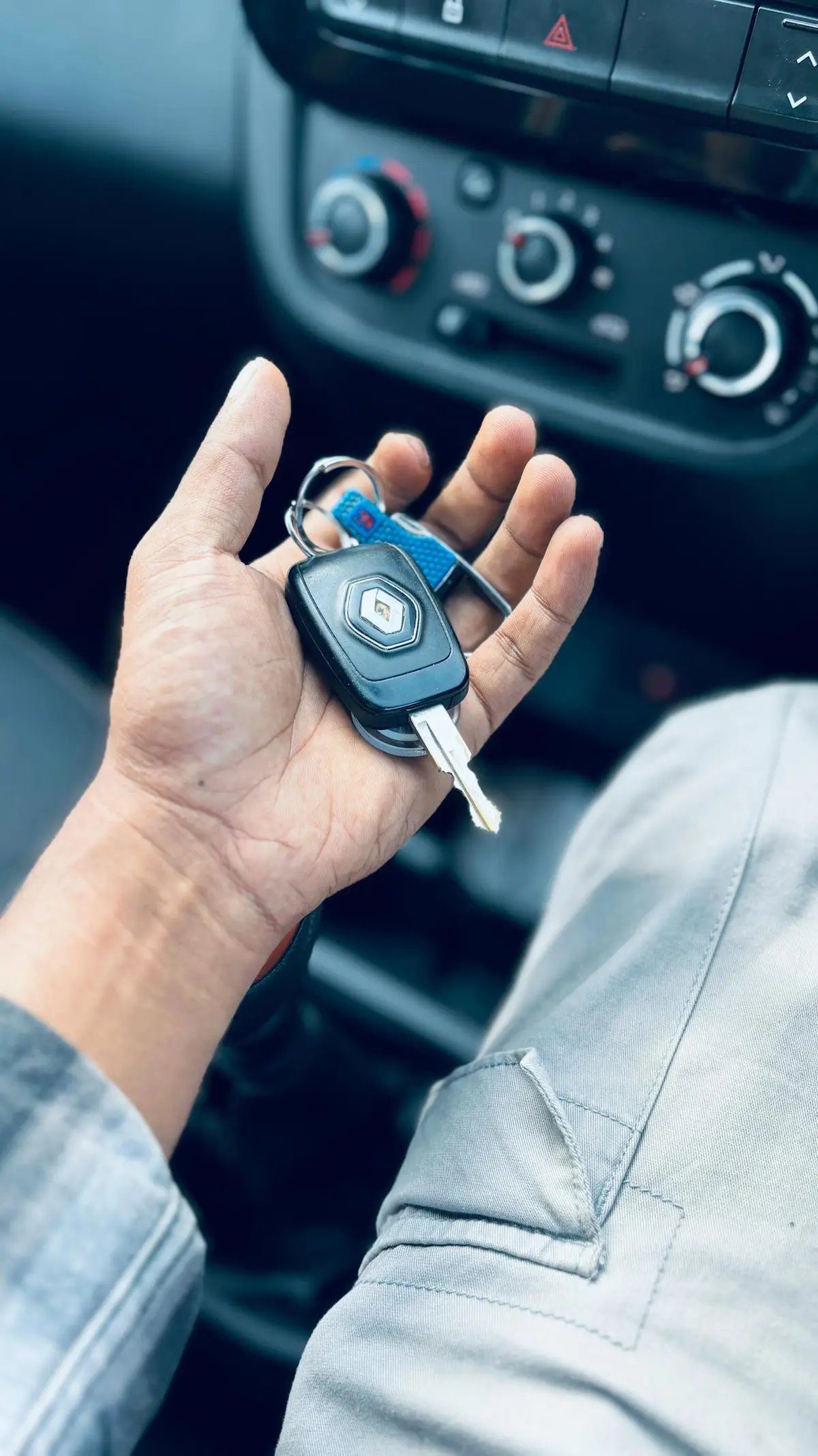 chủ xe cầm chìa khóa ô tô trong tay khi cân nhắc quyết định tài chính