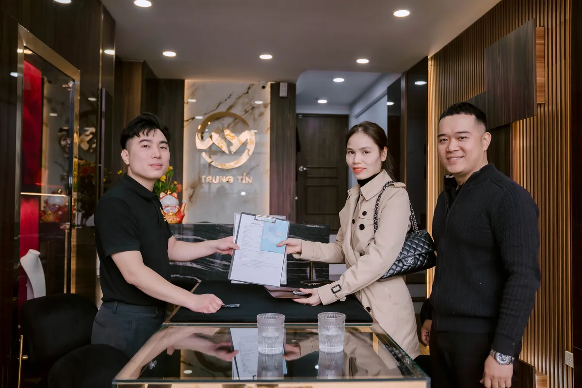 Khách hàng ký kết và nhận chứng từ giao dịch cầm cố ô tô tại văn phòng Trung Tín