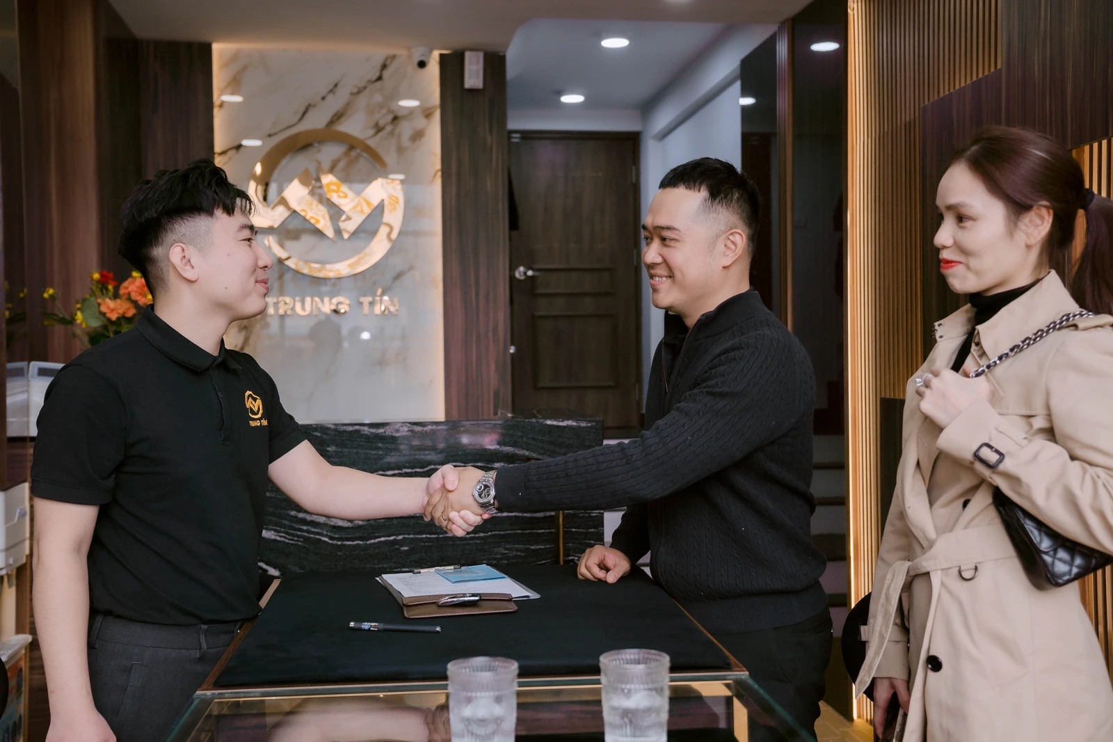 Cầm xe ô tô tại Trung Tín – khách hàng hoàn tất thủ tục trước khi bàn giao xe