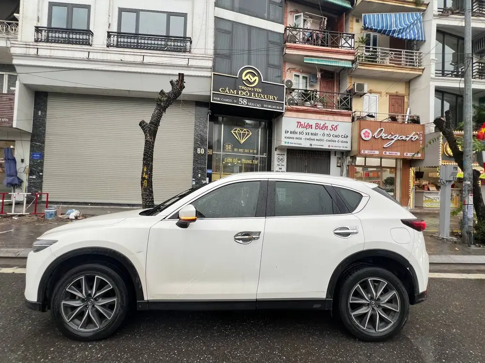 Trễ hạn cầm ô tô 1–2 ngày có bị phạt không? 1 Xe ô tô đậu trước cửa hàng Cầm Đồ Trung Tín Luxury tại 58 Văn Cao